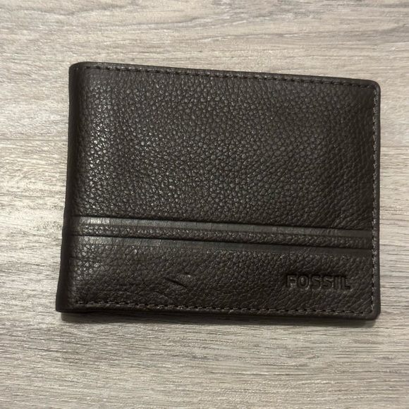Fossil Leather Bi-Fold Wallet - Picture 1 of 5